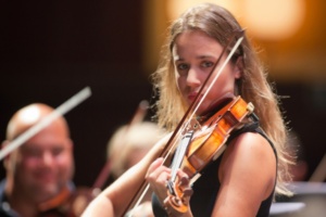 Violonista Anna Tifu va urca pe scena Ateneului Roman in gala de deschidere a Concursului Enescu 2016